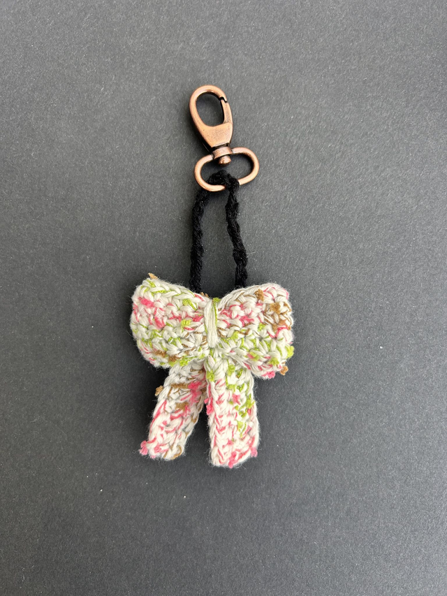 Porte-clé nœud au crochet fait main — multicolore, fermoir bronze