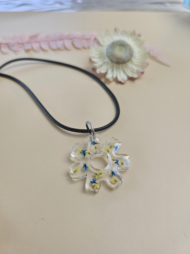 Pendentif en résine - Fleurs jaunes et bleues 