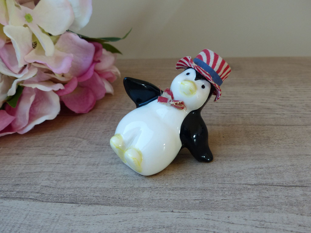 Figurine Vintage Pingouin Acrobate – Noël Cirque Années 80 – Chapeau et Nœud Papillon en Tissu – Décoration Festive Noël