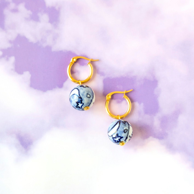 Boucles d'oreilles perles en céramique blanc et bleu