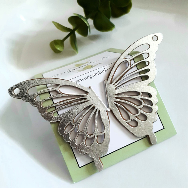 Perhonen, iso nappi (hopea).  