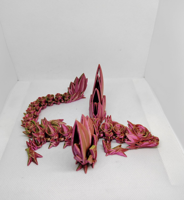 Dragon roses avec ailes 