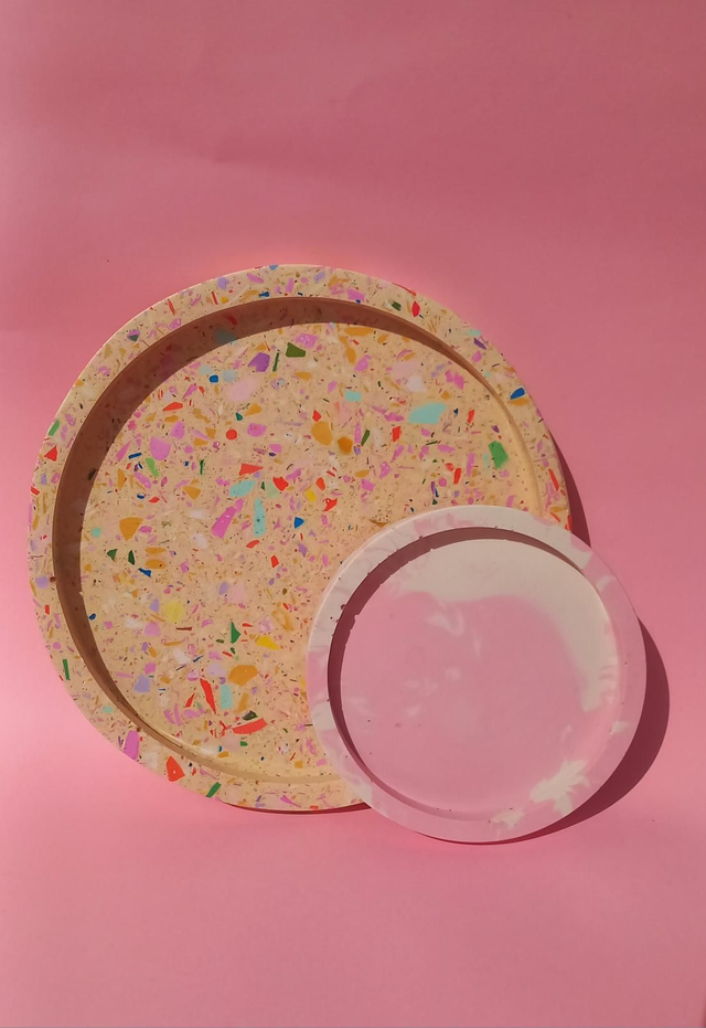 Różowo-biała taca dekoracyjna, marble, okrągła podstawka na akcesoria, 16 cm