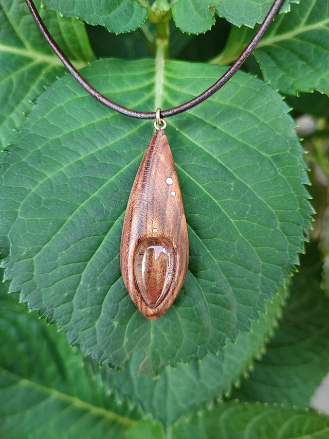 Pendentif en Bois d'Amandier, Quartz Rutile Cuivré, Laiton et Cordon Cuir