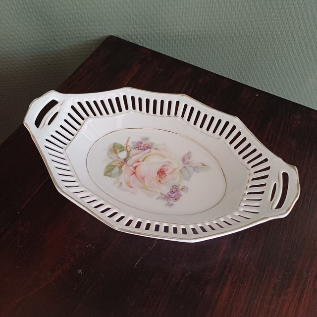 Schumann | Serveerschaal (lengte 20,5 | breedte 13,0 | hoogte 4,5 cm) in ovale witte opengewerkte geschulpte vorm met bloem decor | Vintage