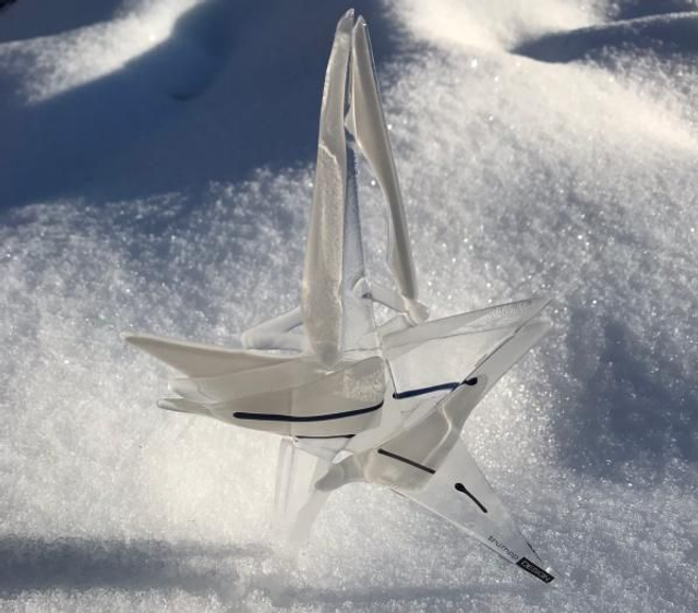 o11 Glas-Stern mit weißen, schwarzen Akzenten 