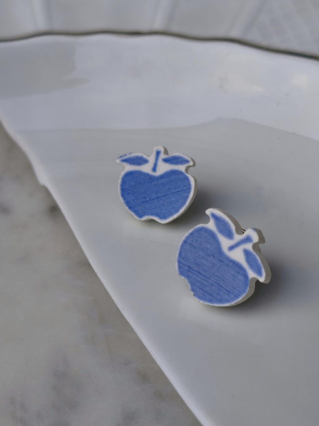 Pin's pomme - faience et laiton