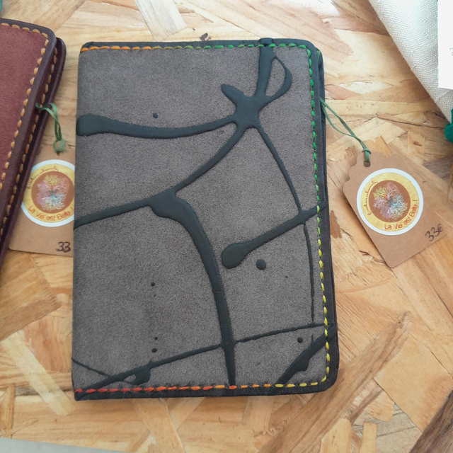 02 Carnet en cuir A6 gris tacheté 