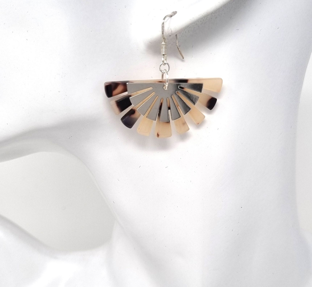 BOUCLES D&#039;OREILLES FEMME EVANTAIL BEIGE ET NOIR ACETATE - BO915