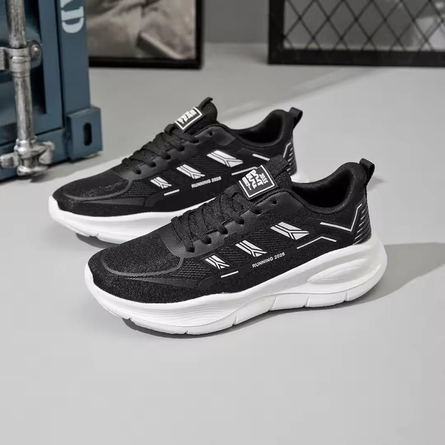 BASKET RUNNING NOIR A RAYURES BLANCHES