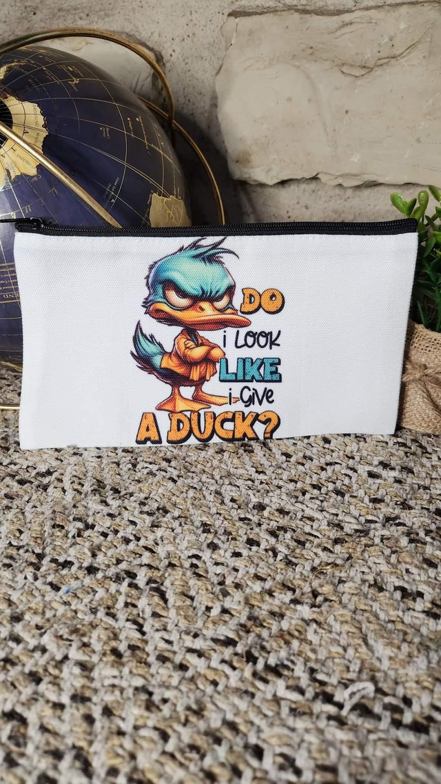 Pochette en Polyester Sublimée – «  Do I Look Like I Give a Duck ? »