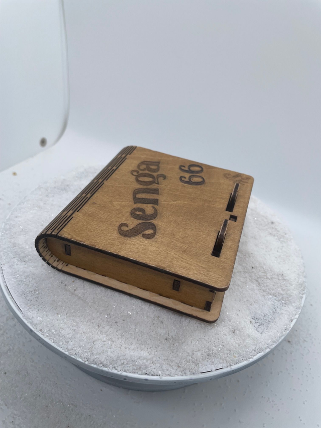 Boîte à Cigarettes + briquet avec fermeture.