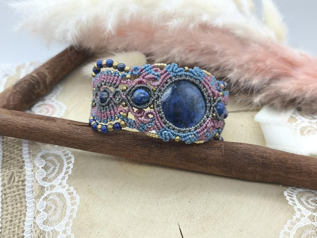 Bracelet multicolore. Pierre centrale dumortierite, perles lapis lazuli et laiton