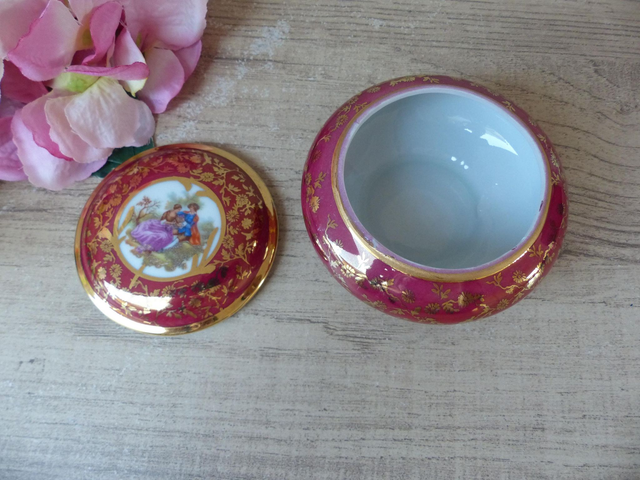 Petite boite à bijoux rouge avec liseré doré, boite ronde en porcelaine bavaria romantique couple scène galante décor chambre Shabby Chic