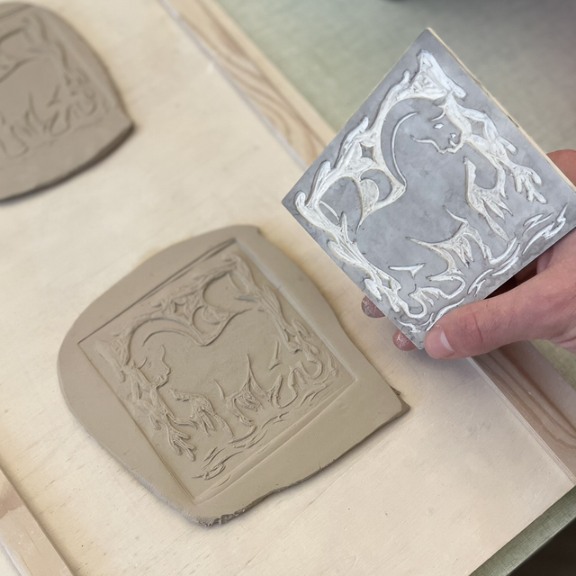 Cours mensuel de linogravure sur papier et terre / 5x2h