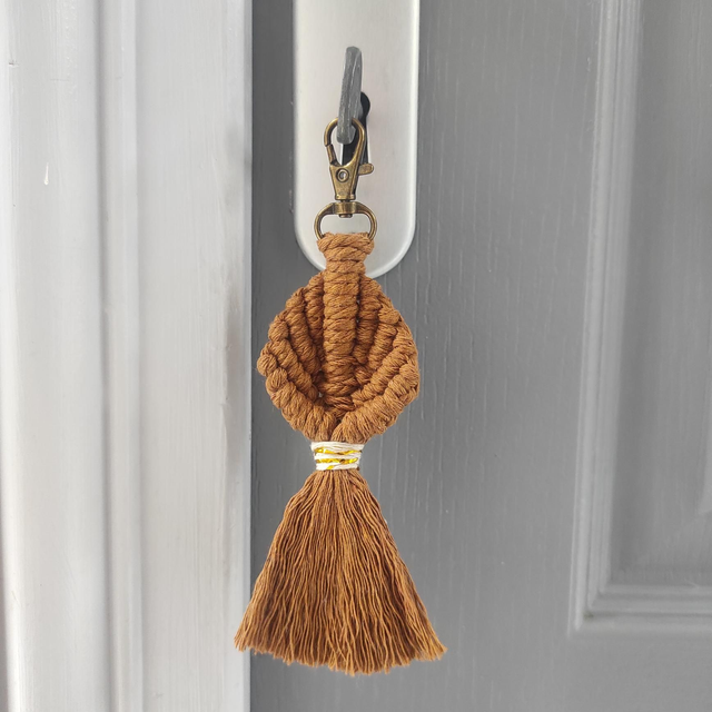 Porte clé macramé coquillage chocolat 