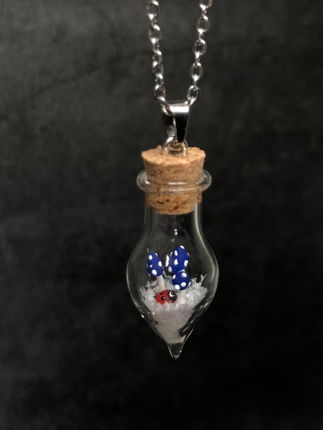 Pendentif givré amanite bleu et coccinelle