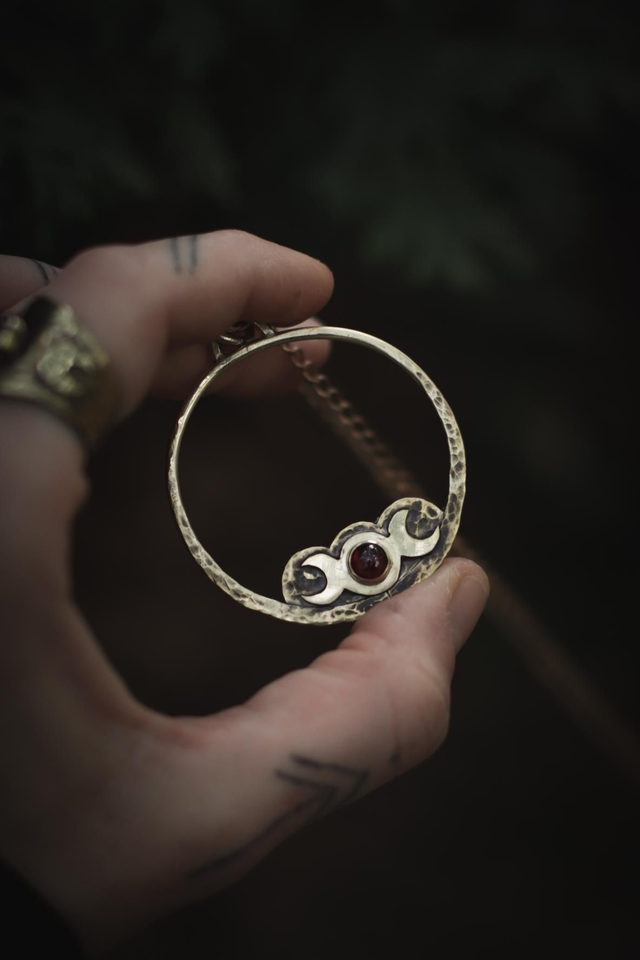 Lune - pendentif cercle triple lune &amp; grenat 