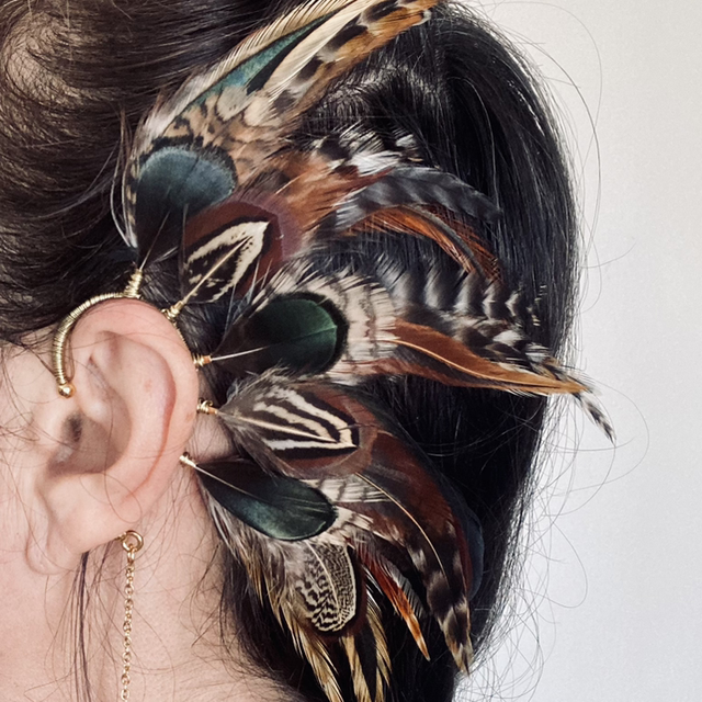 Tour d’oreille doré en plume de focs et faisant