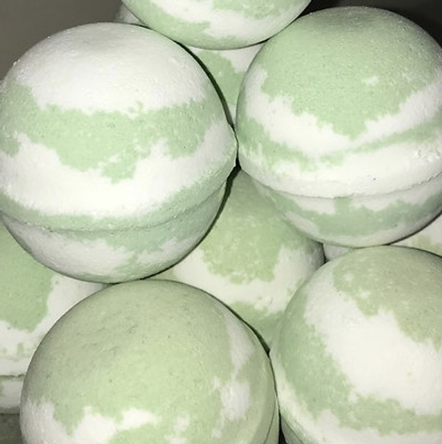 Coconut &amp; Lime Bath Bomb