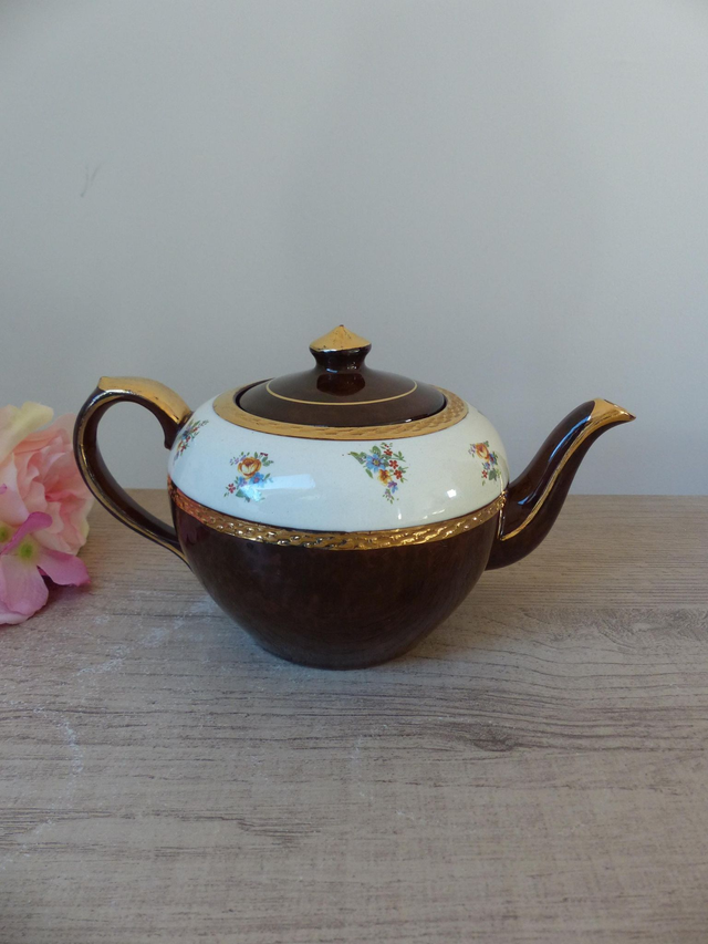 Théière Vintage Anglaise Numérotée – Céramique Marron et Crème avec Garniture Dorée – Motif Floral – Made in England