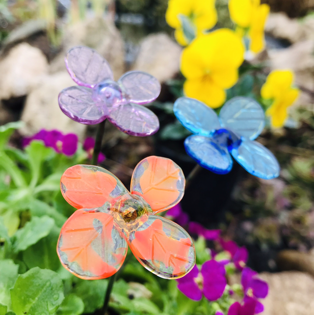 Mesés üveg virágok csokorban