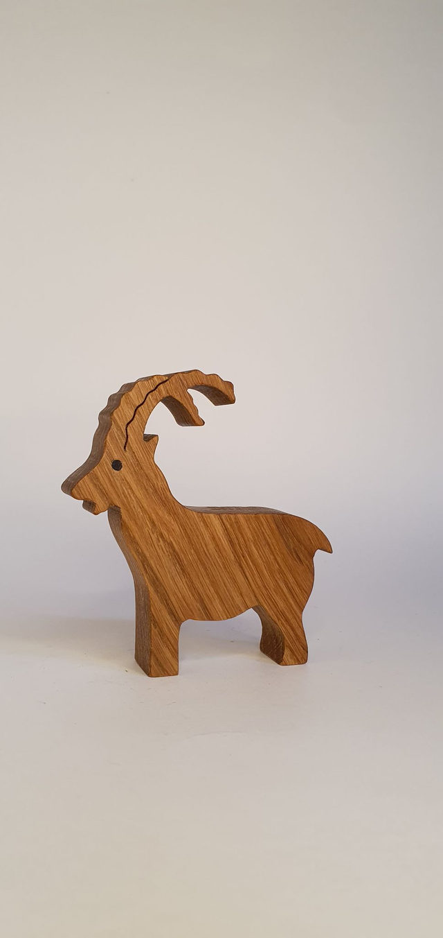 Bouquetin décoratif en bois de chêne