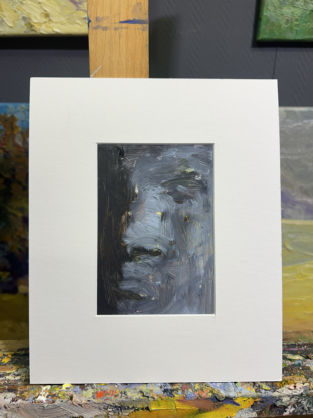 Fragment 617 „Nachtgedanke“ von Rostyslav Voronko, Öl auf Karton, 2024 – Gesicht im Dunkel mit goldenen Lichtpunkten.
