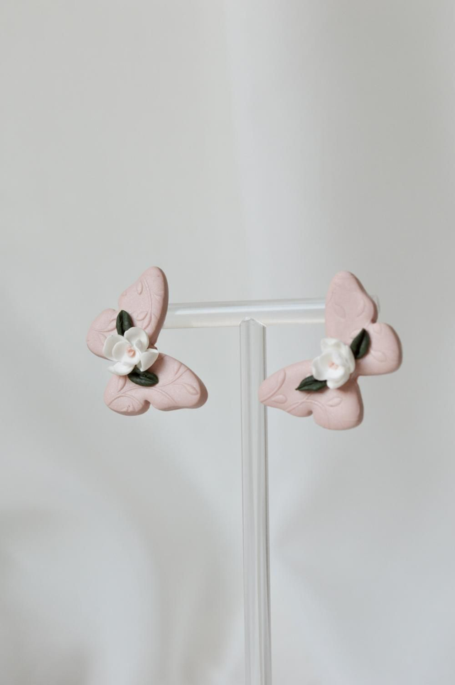 Bella Rose Kolekcija - Nude roza veliki uhani s belo cvetlico na sredini