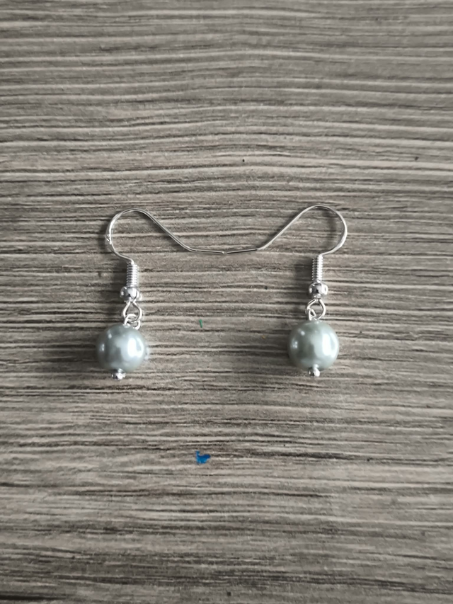 Boucles d’Oreilles Perles de Majorque Gris Argenté – Bijou Élégant en Acier Inoxydable