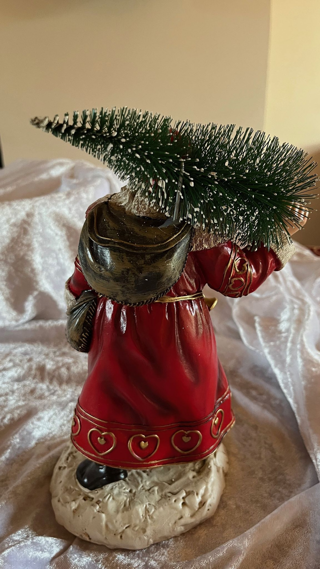 Weihnachtsmann mit Baum – dekorative Weihnachtsfigur