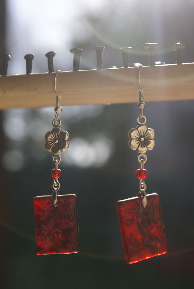 Boucles d&#039;oreilles en verre rouge cerise transparent. 