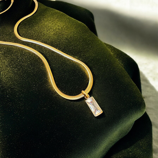 Collier “Élena” – Chaîne en Acier Inoxydable & Pendentif Géométrique Plaqué Or 18K