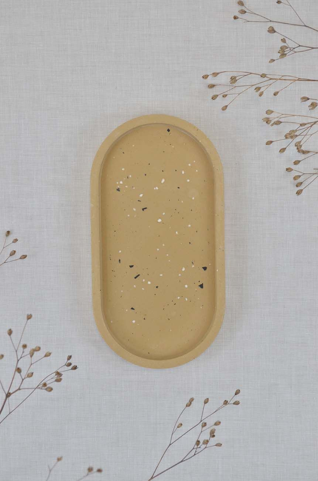 Plateau ovale : Beige terrazzo noir et blanc