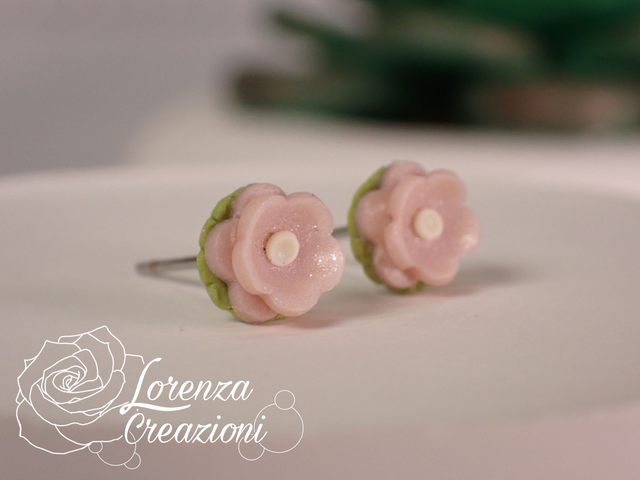 Orecchini a lobo floreali piccolo fiore rosa tenue