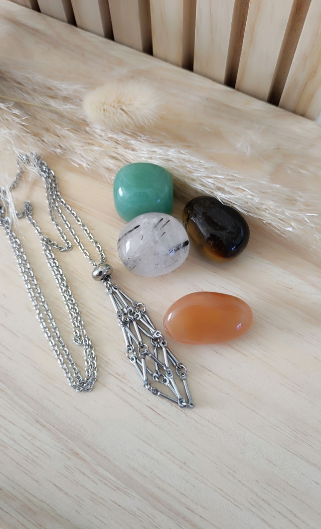 Porte collier pierre acier argenté 60 cm