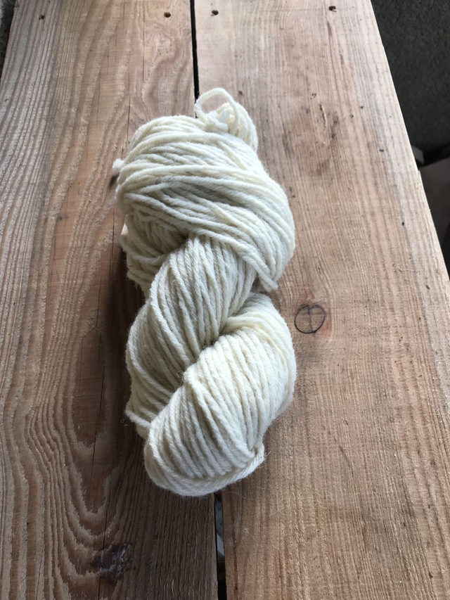 Echeveau de laine 6 brins, 100g, aiguilles 7, +- 125m