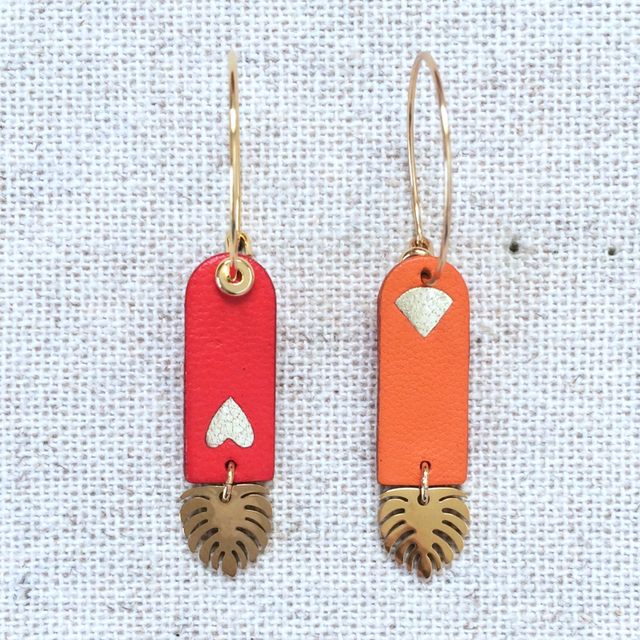 Boucles d’oreilles « Organ pipe » dorées, réversibles, cuir rouge / orange