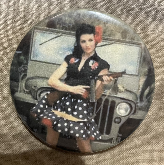 Badge femme mitrailleuse 
