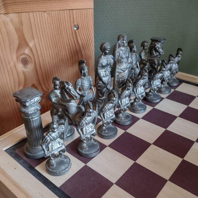 Hollands Tin | 32 Tinnen Schaakstukken &#039;Romeinse Legioenen&#039; Handgemaakt 1994 Lichte en Donkere tinten (hoogte tussen 6 en 10 cm) | Vintage