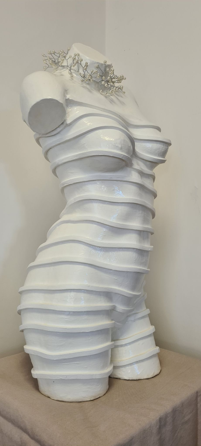 Femme lacet blanc H 80 cm