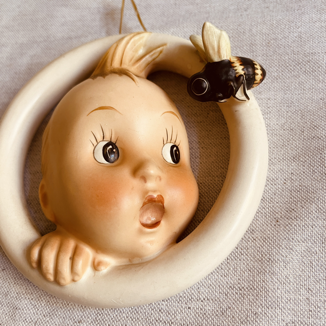 Junge mit Hummel  Keramik von Hummel signiert Wanddeko