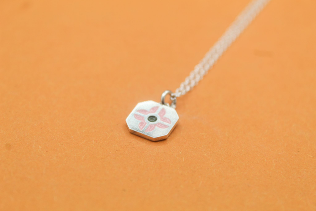 Pendentif émaillé fleur | Rose clair &amp; vert olive