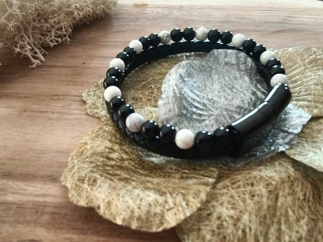 Bracelet "ENZO", cuir noir, howlite blanche et onyx