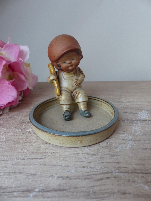 Figurine petit garçon joueur de Baseball avec une batte, Vide poche japonais avec personnage, petit plat en céramique fabriqué au Japon
