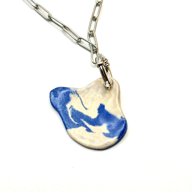 Collier pendentif en céramique marbrée bleu et blanc – Chaîne en acier inoxydable