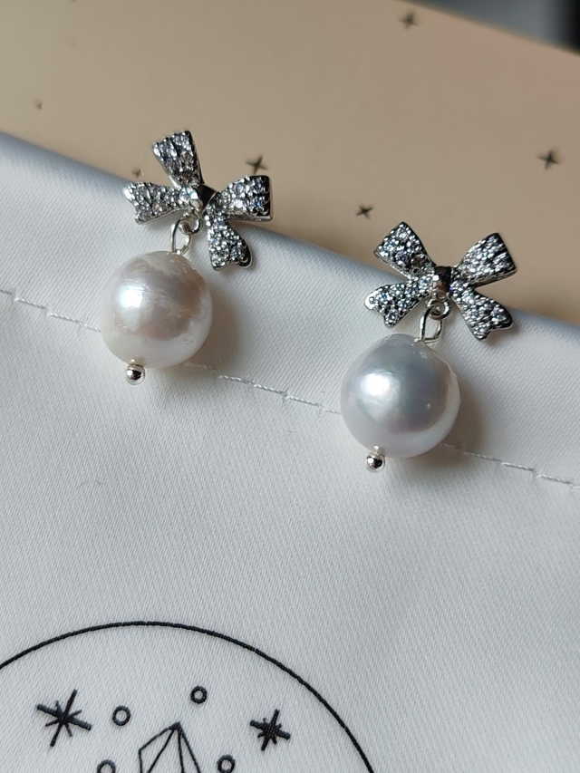 Silver bow pearl earrings