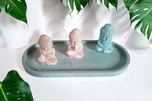 Bouddha artisanal en plâtre de Paris, unique et personnalisable 