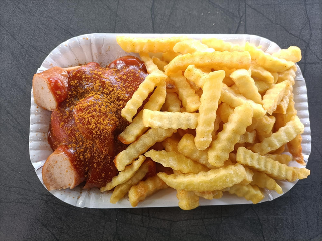 Currywurst mit Pommes