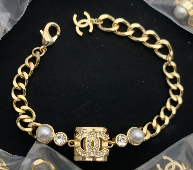Bracelets CH doré avec strass et perles 